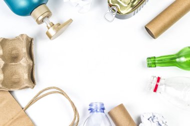 Çöp öğütücü ahşap masa üzerinde geri dönüşüm Eko simgesiyle atık