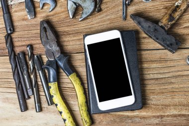Boş not defteri ve office masada kullanılan akıllı telefon