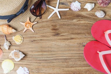 Kum ve kabukları ahşap zemin üzerinde kavramının, yaz