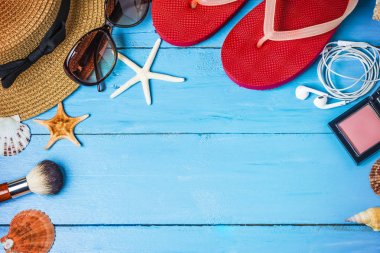 Kum ve kabukları yaz kavramı mavi, ahşap zemin üzerinde