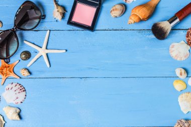 Kum ve kabukları yaz kavramı mavi, ahşap zemin üzerinde