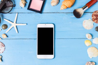 Kum ve kabukları yaz kavramı mavi, ahşap zemin üzerinde