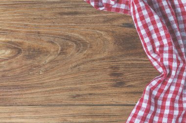 boş ahşap masa ve kırmızı bez peçete