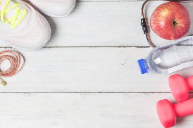 Sağlık stetoskop ve bir elma meyve ahşap arka plan üzerinde. H