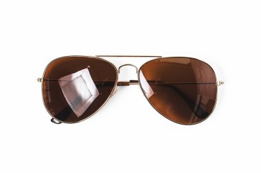 beyaz zemin üzerine beyaz güneş gözlüğü