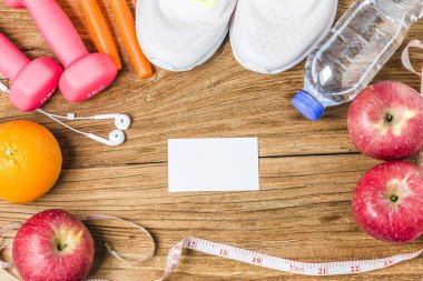 Fitness, sağlıklı ve aktif yaşam kavramı, şişe suyu,