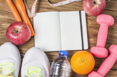 Fitness, sağlıklı ve aktif yaşam kavramı, şişe suyu,