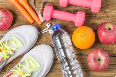 Fitness, sağlıklı ve aktif yaşam kavramı, şişe suyu,