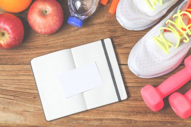 Fitness, sağlıklı ve aktif yaşam kavramı, şişe suyu,