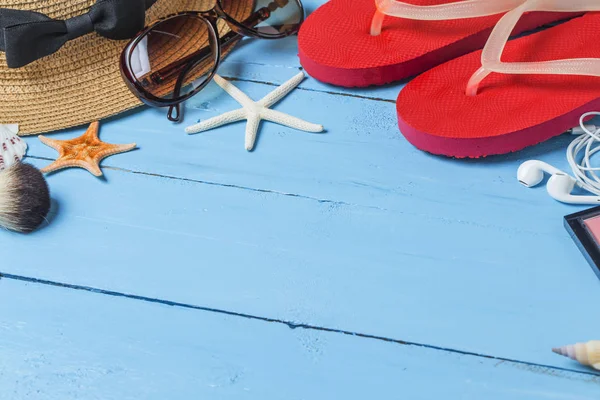 Arena y conchas en el suelo de madera del concepto azul de verano — Foto de Stock