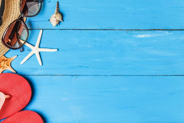 Arena y conchas en el suelo de madera del concepto azul de verano — Foto de Stock