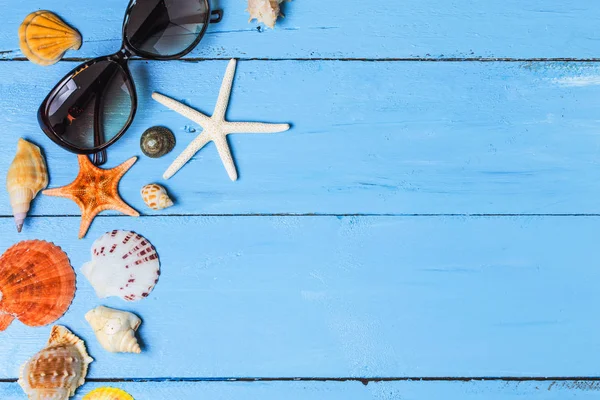 Arena y conchas en el suelo de madera del concepto azul de verano — Foto de Stock