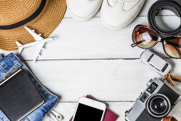 Fondo de vacaciones de verano, Accesorios de playa en madera blanca y c — Foto de Stock