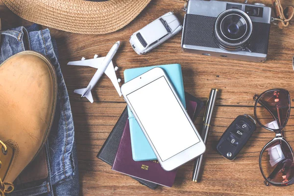 Trajes de accesorios de viaje. Pasaportes, equipaje, El costo de tra — Foto de Stock