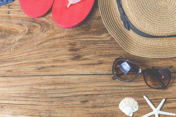 Sombrero de paja y gafas de sol sobre madera — Foto de Stock