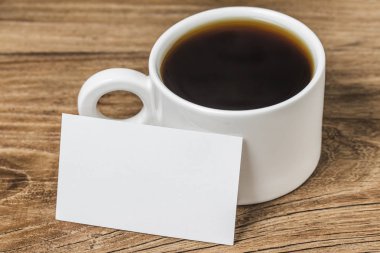 Boş kartvizit ve ahşap masa üzerinde kahve. Kurumsal sabit kadar sahte marka.