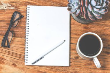 Boş kartvizit ve ahşap masa üzerinde kahve. Kurumsal sabit kadar sahte marka.