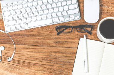 Modern eşyalar ile işyerinin üst görünümü