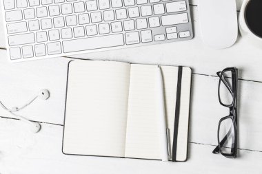 Boş evrak Şablon tasarımcıları için. Duyarlı tasarım mockup vintage ahşap zemin üzerinde. Kağıt, antetli kağıt, kahve fincanı, smartphone, kalem ve ahşap masa arka plan üzerinde kulaklık. Üstten görünüm.