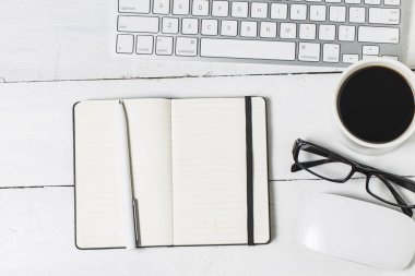 Boş evrak Şablon tasarımcıları için. Duyarlı tasarım mockup vintage ahşap zemin üzerinde. Kağıt, antetli kağıt, kahve fincanı, smartphone, kalem ve ahşap masa arka plan üzerinde kulaklık. Üstten görünüm.