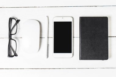 Boş evrak Şablon tasarımcıları için. Duyarlı tasarım mockup vintage ahşap zemin üzerinde. Kağıt, antetli kağıt, kahve fincanı, smartphone, kalem ve ahşap masa arka plan üzerinde kulaklık. Üstten görünüm.