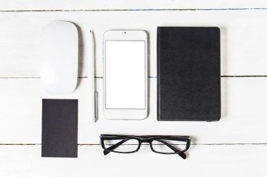 Boş evrak Şablon tasarımcıları için. Duyarlı tasarım mockup vintage ahşap zemin üzerinde. Kağıt, antetli kağıt, kahve fincanı, smartphone, kalem ve ahşap masa arka plan üzerinde kulaklık. Üstten görünüm.