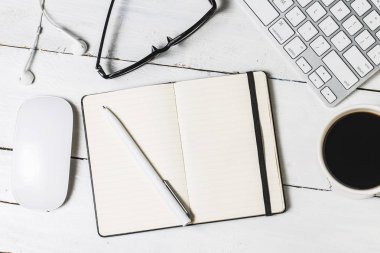 Boş evrak Şablon tasarımcıları için. Duyarlı tasarım mockup vintage ahşap zemin üzerinde. Kağıt, antetli kağıt, kahve fincanı, smartphone, kalem ve ahşap masa arka plan üzerinde kulaklık. Üstten görünüm.