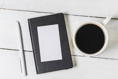 Boş evrak Şablon tasarımcıları için. Duyarlı tasarım mockup vintage ahşap zemin üzerinde. Kağıt, antetli kağıt, kahve fincanı, smartphone, kalem ve ahşap masa arka plan üzerinde kulaklık. Üstten görünüm.