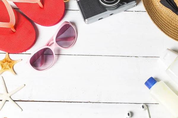 Accesorios Playa Bolsa Toalla Gafas Sol Chanclas Sobre Fondo Madera — Foto de Stock