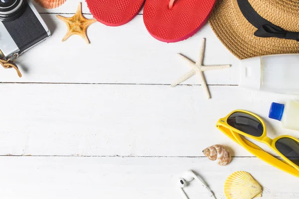 Accesorios Playa Bolsa Toalla Gafas Sol Chanclas Sobre Fondo Madera — Foto de Stock