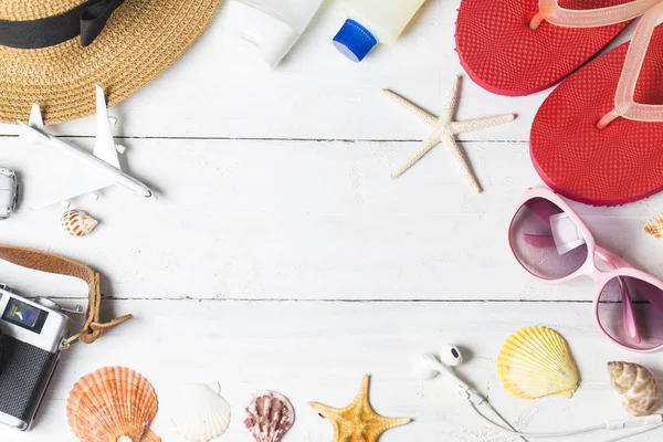 Accesorios Playa Bolsa Toalla Gafas Sol Chanclas Sobre Fondo Madera — Foto de Stock