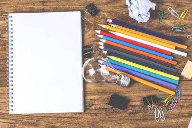 harika bir fikir kavramı buruşuk Ofis kağıdı ve masa üzerinde duran ampul