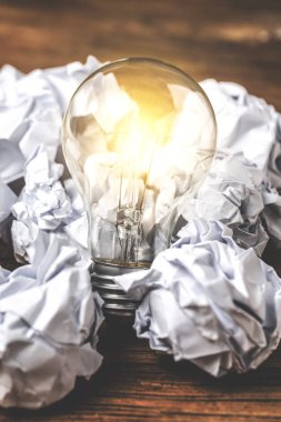 harika bir fikir kavramı buruşuk Ofis kağıdı ve masa üzerinde duran ampul