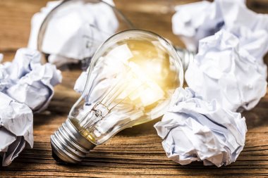 harika bir fikir kavramı buruşuk Ofis kağıdı ve masa üzerinde duran ampul