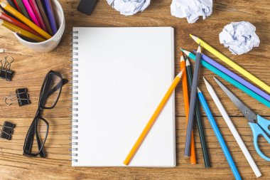 harika bir fikir kavramı buruşuk Ofis kağıdı ve masa üzerinde duran ampul