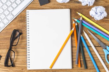 harika bir fikir kavramı buruşuk Ofis kağıdı ve masa üzerinde duran ampul