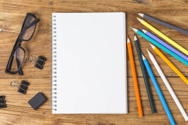 harika bir fikir kavramı buruşuk Ofis kağıdı ve masa üzerinde duran ampul