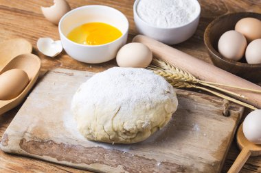 Hamur Hazırlık tarifi ekmek, pizza veya ingridients yapma pasta, yemek düz mutfak masa arka plan üzerinde yatıyordu.