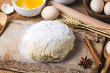 Hamur Hazırlık tarifi ekmek, pizza veya ingridients yapma pasta, yemek düz mutfak masa arka plan üzerinde yatıyordu.