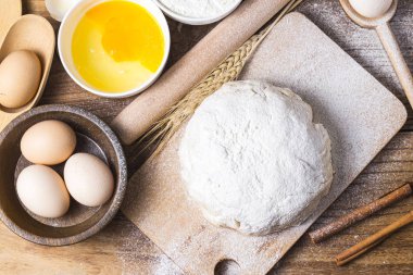 Hamur Hazırlık tarifi ekmek, pizza veya ingridients yapma pasta, yemek düz mutfak masa arka plan üzerinde yatıyordu.