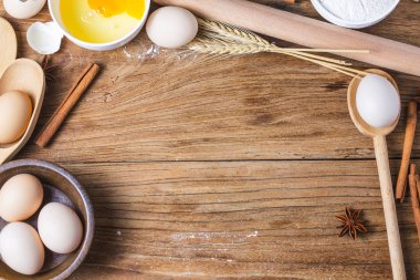 Hamur Hazırlık tarifi ekmek, pizza veya ingridients yapma pasta, yemek düz mutfak masa arka plan üzerinde yatıyordu.