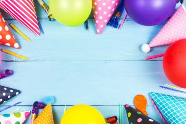 konsept doğum günü partisi beyaz arka plan üst görünüm deseni