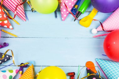 konsept doğum günü partisi beyaz arka plan üst görünüm deseni