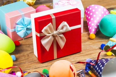 konsept doğum günü partisi beyaz arka plan üst görünüm deseni