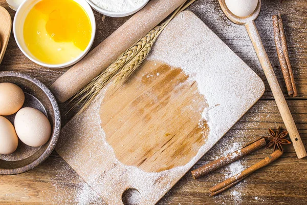 Hamur Hazırlık tarifi ekmek, pizza veya ingridients yapma pasta, yemek düz mutfak masa arka plan üzerinde yatıyordu.