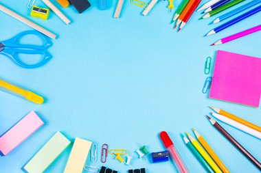 Bir arka plan üzerinde okul ofis, banka donatımı