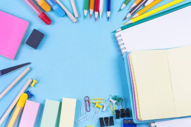 Bir arka plan üzerinde okul ofis, banka donatımı