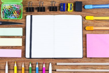 Bir arka plan üzerinde okul ofis, banka donatımı