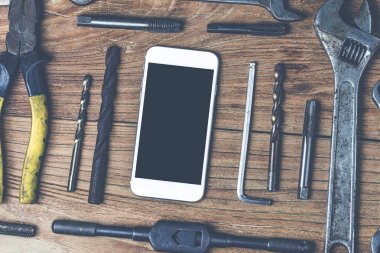 Boş not defteri ve office masada kullanılan akıllı telefon