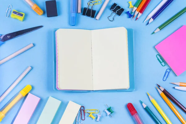 Kantoorbenodigdheden Van School Een Achtergrond — Stockfoto